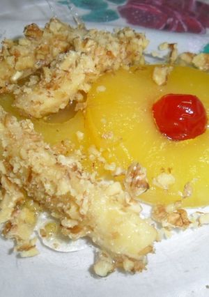 Una foto de Piña caramelizada con plátano rebozado en nueces
