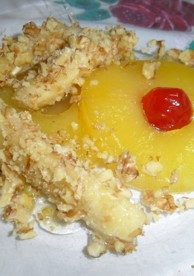 Una foto de Piña caramelizada con plátano rebozado en nueces