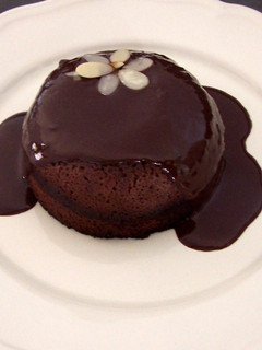 Una foto de Coulant de chocolate con láminas de almendra