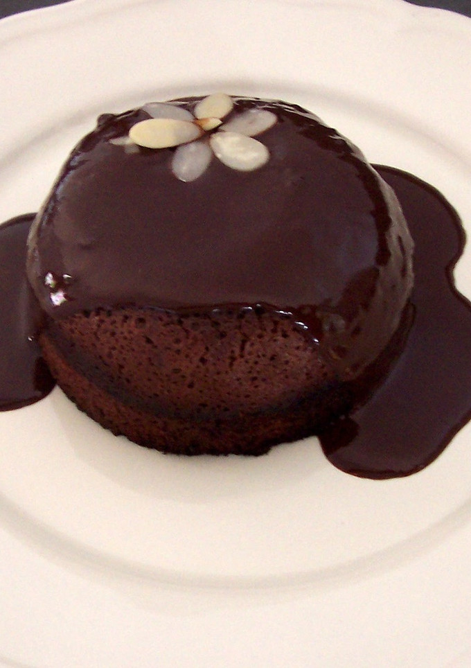 Una foto de Coulant de chocolate con láminas de almendra