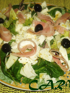 Una foto de Ensalada de espinacas, mozarella y jamón york