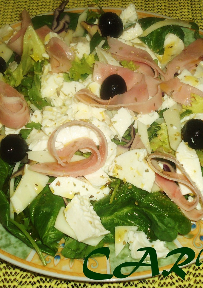 Una foto de Ensalada de espinacas, mozarella y jamón york