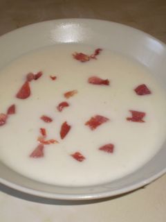 Una foto de Crema de patata con mayonesa y jamón