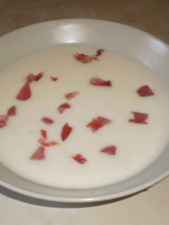 Una foto de Crema de patata con mayonesa y jamón