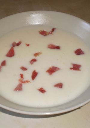 Una foto de Crema de patata con mayonesa y jamón