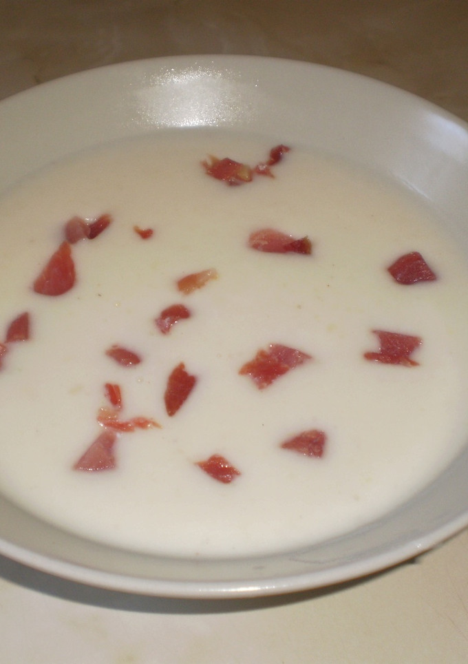 Una foto de Crema de patata con mayonesa y jamón