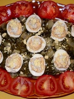 Una foto de Huevos rellenos con guarnición de acelgas