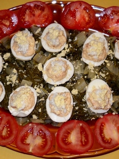 Una foto de Huevos rellenos con guarnición de acelgas