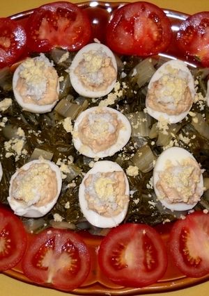 Una foto de Huevos rellenos con guarnición de acelgas