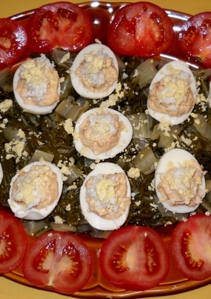 Una foto de Huevos rellenos con guarnición de acelgas