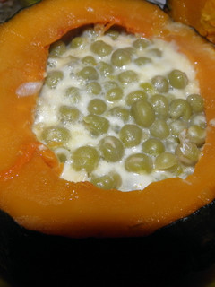 Una foto de Zapallo relleno con queso y arvejas al horno
