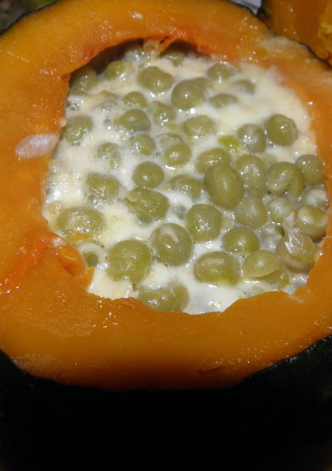 Una foto de Zapallo relleno con queso y arvejas al horno