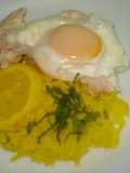 Bifes de pollo con huevos y arroz al limón