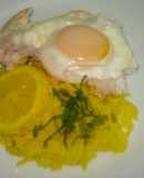 Bifes de pollo con huevos y arroz al limón