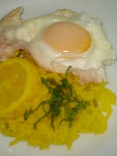 Foto principal de Bifes de pollo con huevos y arroz al limón
