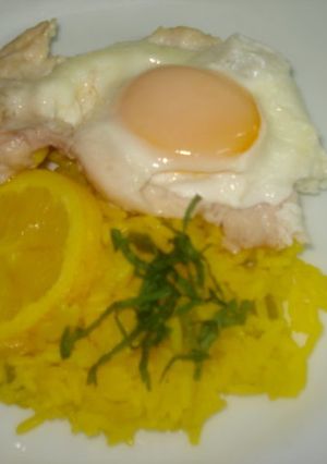 Una foto de Bifes de pollo con huevos y arroz al limón
