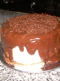 Una foto de Tarta de chocolate coco y bañado de chocolate con leche