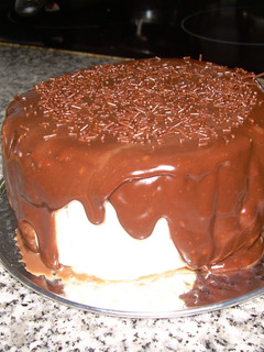 Una foto de Tarta de chocolate coco y bañado de chocolate con leche