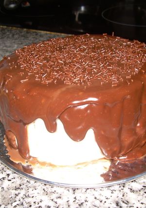 Una foto de Tarta de chocolate coco y bañado de chocolate con leche
