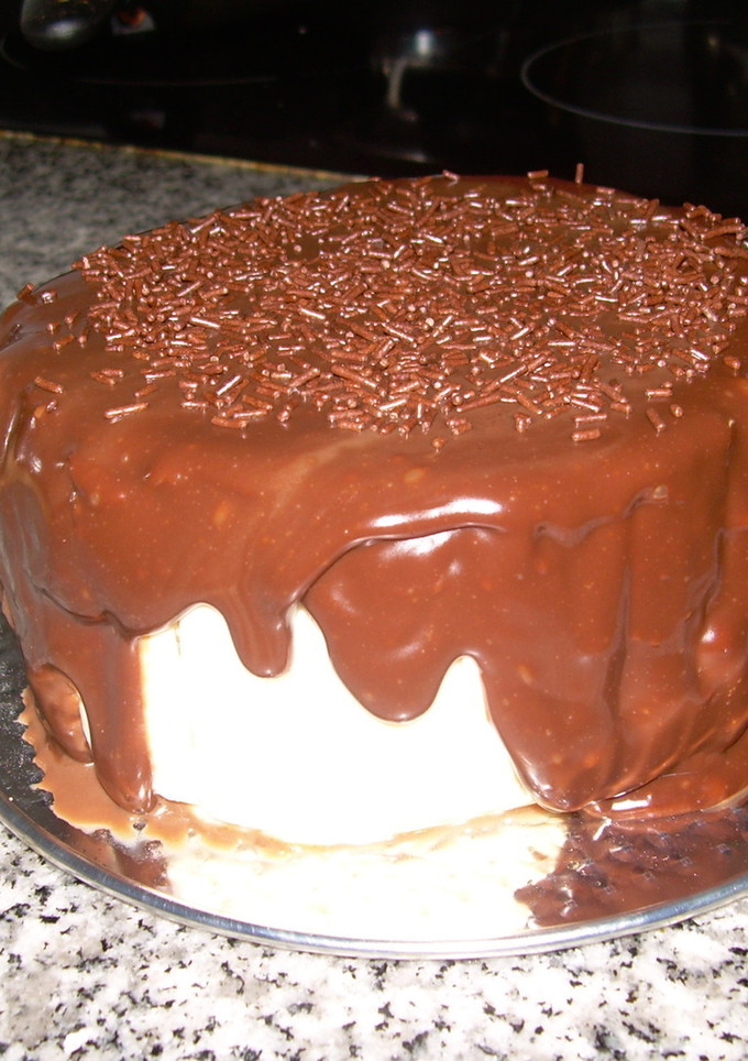 Una foto de Tarta de chocolate coco y bañado de chocolate con leche