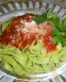 Tagliatelle de espinacas con salsa napolitana