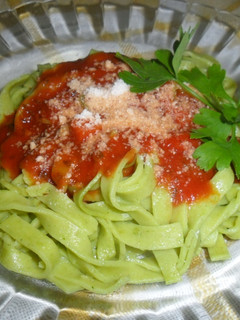 Una foto de Tagliatelle de espinacas con salsa napolitana