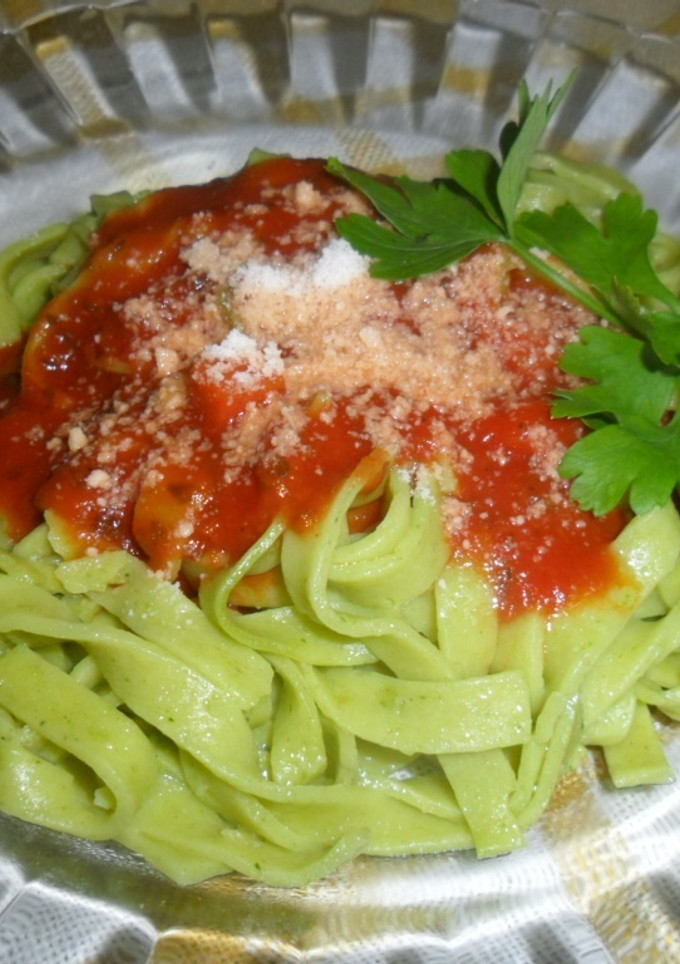 Una foto de Tagliatelle de espinacas con salsa napolitana