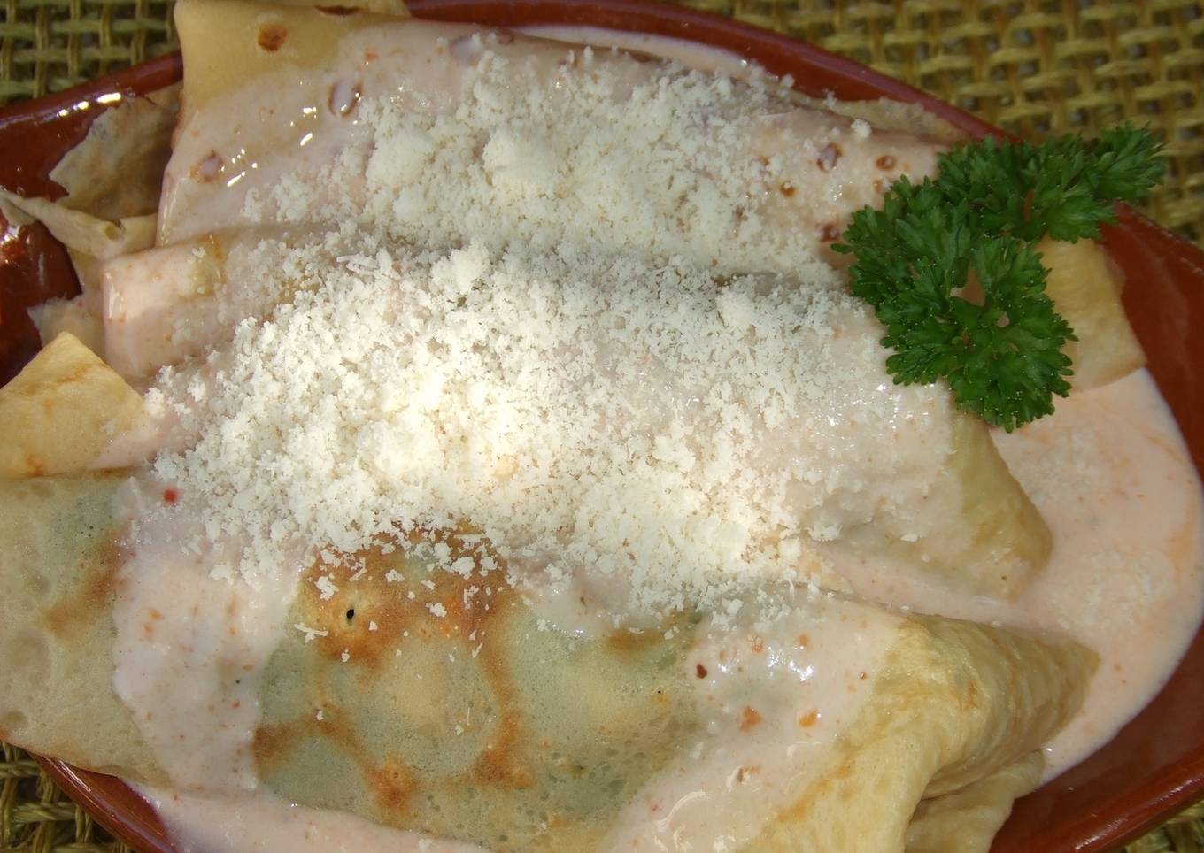 Crepês de pollo, espinacas y champiñones<br />