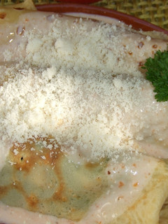 Una foto de Crepês de pollo, espinacas y champiñones