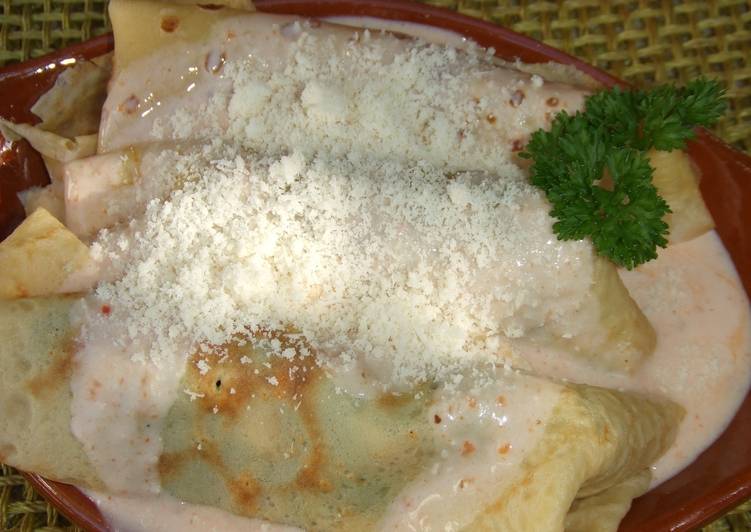 Crepês de pollo, espinacas y champiñones