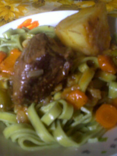 Una foto de Cintas con estofado de carne