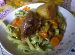 Una foto de Cintas con estofado de carne