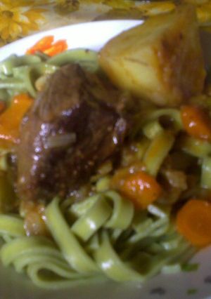 Una foto de Cintas con estofado de carne