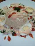 Arroz con atún, huevos y salsa golf