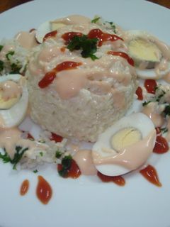 Una foto de Arroz con atún, huevos y salsa golf