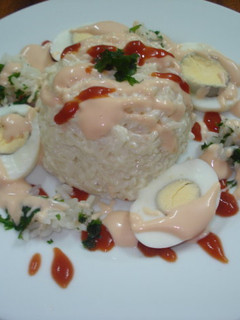 Una foto de Arroz con atún, huevos y salsa golf