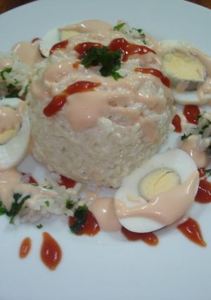Una foto de Arroz con atún, huevos y salsa golf