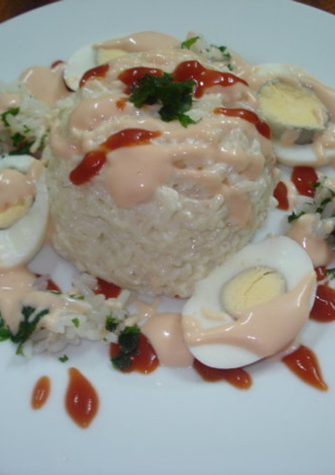 Una foto de Arroz con atún, huevos y salsa golf