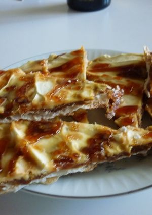 Una foto de Tarta de dulce de leche y crema
