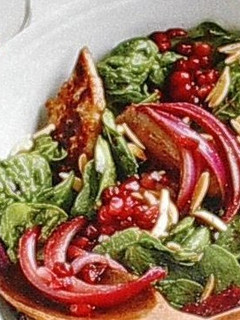 Una foto de Ensalada de gallina con espinacas y granada