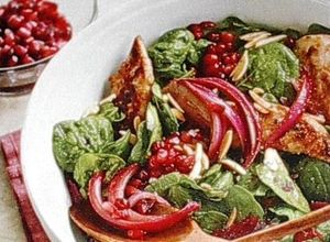 Una foto de Ensalada de gallina con espinacas y granada