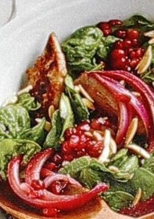 Una foto de Ensalada de gallina con espinacas y granada