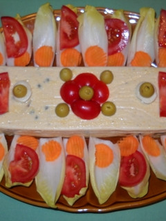 Una foto de Pastel de pescado con pimientos y guisantes