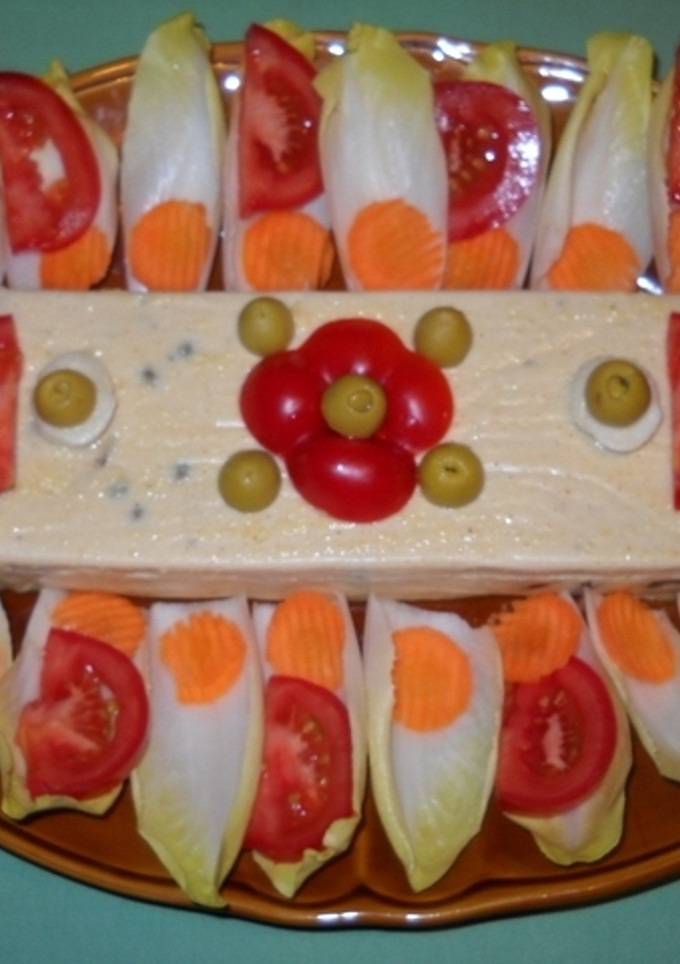 Una foto de Pastel de pescado con pimientos y guisantes