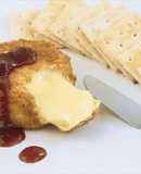 Camembert empanado con salsa de fresas