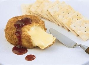 Una foto de Camembert empanado con salsa de fresas