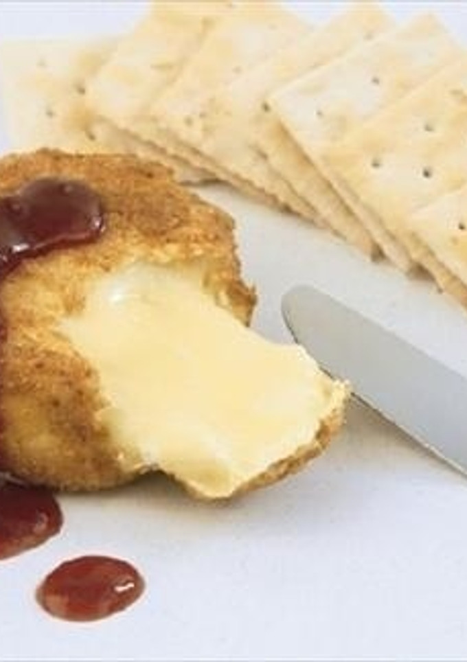 Una foto de Camembert empanado con salsa de fresas