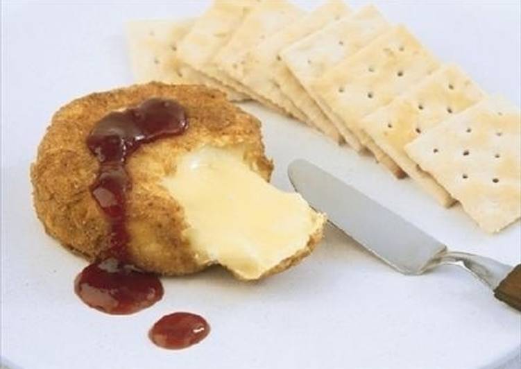 Camembert empanado con salsa de fresas