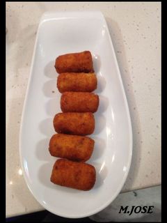 Una foto de Croquetas de chipirones en tinta