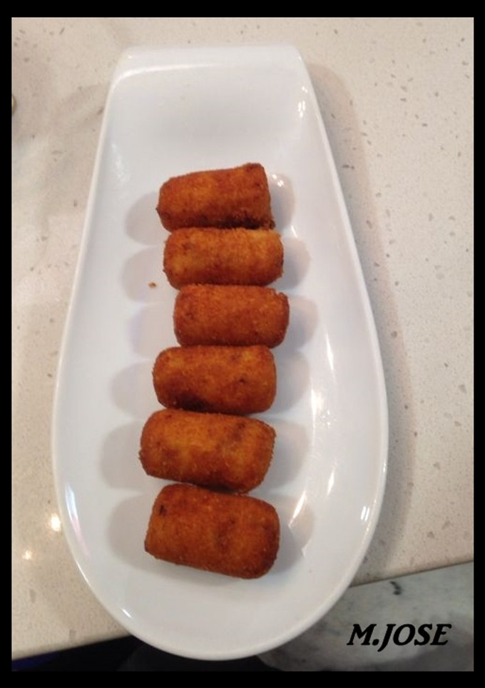 Una foto de Croquetas de chipirones en tinta